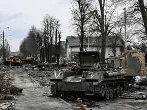 Zerstörte russische Panzerfahrzeuge in der Stadt Bucha, westlich von Kiew, Ukraine, am 4. März 2022.