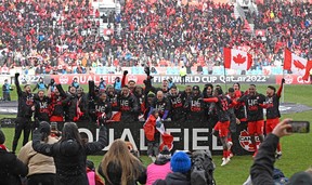 27. März 2022;  Toronto, Ontario, CAN;  Kanadische Spieler feiern im BMO Field einen Sieg über Jamaika, um sich für die FIFA Fussball-Weltmeisterschaft 2022 zu qualifizieren.  Dan Hamilton-USA HEUTE
