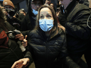 Konvoi-Protestorganisatorin Tamara Lich, nachdem sie am 7. März 2022 im Gerichtsgebäude von Ottawa gegen Kaution freigelassen wurde.