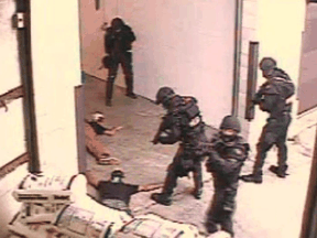 Die Toronto 18-Mitglieder Saad Gaya und Saad Khalid liegen während ihrer Verhaftung am 2. Juni 2006 unter dem Vorwurf der Teilnahme an einem terroristischen Komplott auf dem Boden. Dieses Bild stammt aus einem Video.  Die beiden Männer bekannten sich nach ihrer Festnahme schuldig.