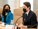 Premierminister Justin Trudeau (R) spricht, während Verteidigungsministerin Anita Anand (L) bei einem Treffen mit ihren lettischen Amtskollegen am 8. März 2022 in Riga, Lettland, zuhört. 