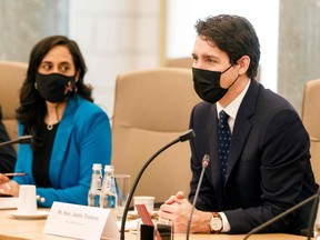 Premierminister Justin Trudeau (R) spricht, während Verteidigungsministerin Anita Anand (L) bei einem Treffen mit ihren lettischen Amtskollegen am 8. März 2022 in Riga, Lettland, zuhört.