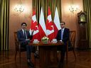 Der kanadische Premierminister Justin Trudeau und der polnische Premierminister Mateusz Morawiecki treffen sich inmitten der russischen Invasion in der Ukraine am 10. März 2022 in Warschau, Polen.