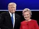 Die US-Präsidentschaftskandidaten Donald Trump und Hillary Clinton bei ihrer ersten Debatte am 26. September 2016 in Hempstead, New York.