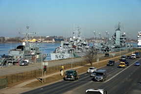 NATO-Kriegsschiffe sind während der Übung Baltic MCM Squadex 22 in Riga, Lettland, am 16. März 2022 festgemacht.