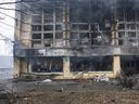 Ein zerstörtes Gebäude ist nach russischen Raketenangriffen in Kiew am 2. März zu sehen.