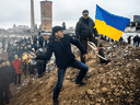 Zivilisten trainieren, um Molotow-Cocktails zu werfen, um die Stadt zu verteidigen, während Russlands Invasion in der Ukraine am 1. März 2022 in Schytomyr, Ukraine, anhält.