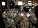 Zwei ausländische Kämpfer aus Großbritannien posieren für ein Foto in Lemberg, Ukraine, bevor sie sich auf den Weg zu den Kämpfen machen.  „Sie nehmen nur Leute mit militärischer Vorerfahrung auf“, erfuhr ein Kanadier, der für die Ukraine kämpfen wollte.