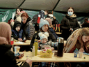 Flüchtlinge aus der Ukraine warten nach dem Einmarsch Russlands in die Ukraine an der ukrainisch-slowakischen Grenze in Vysne Nemecke, Slowakei, 4. März 2022.