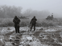 Ukrainische Artilleristen halten am 2. März 2022 ihre Position in der Region Luhansk.