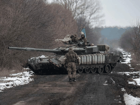 Ukrainische Soldaten patrouillieren an einem unbekannten Ort in der Ukraine.
