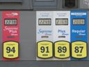 Eine Tankstelle in Nord-Vancouver verkauft im März 2022 Benzin für mehr als 2 US-Dollar pro Liter. Es ist das erste Mal, dass Benzin auf einem großen kanadischen Markt jemals die 2-Dollar-Marke geknackt hat.