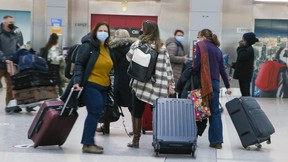 Reisende am Pearson International Airport am 11. März 2022. Auch wenn mehrere Provinzen die Maskenvorgaben für Innenräume fallen gelassen haben, bleibt die Maßnahme an Flughäfen und Bahnterminals, die bundesweit reguliert sind, in Kraft.
