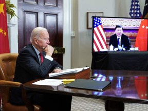 Dalam file foto ini diambil 15 November 2021, Presiden AS Joe Biden bertemu dengan Presiden China Xi Jinping selama pertemuan puncak virtual dari Ruang Roosevelt Gedung Putih di Washington, DC.  Kedua pemimpin mengadakan konferensi video dua jam pada hari Jumat tentang perang Rusia di Ukraina.