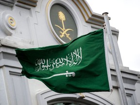 Eine saudi-arabische Flagge weht am 13. Oktober 2018 vor dem saudischen Konsulat in Istanbul.