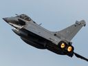 Ein französischer Rafale-Kampfjet hebt am 1. März 2022 zu einem täglichen NATO-Grenzüberwachungseinsatz über Polen auf dem Luftwaffenstützpunkt Mont-de-Marsan im Südwesten Frankreichs ab. 
