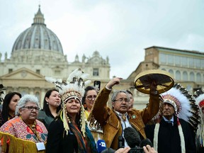 Der Papst hielt eine Reihe von einwöchigen Treffen der indigenen Ältesten, Führer, Überlebenden und Jugendlichen Kanadas im Vatikan ab.