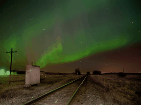 Der Himmel in der Nähe von Crossfield, Alta.  nördlich von Calgary im April 2015 vom Nordlicht beleuchtet.