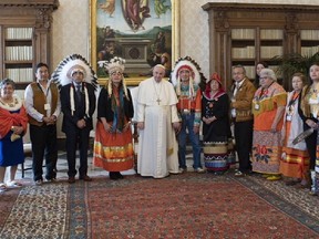 Indigene Delegierte der kanadischen First Nations posieren für ein Foto mit Papst Franziskus während eines Treffens im Vatikan am 31. März.