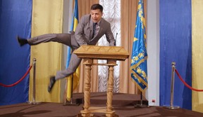 Presiden Ukraina Volodymyr Zelensky awalnya adalah seorang aktor yang bintang politiknya dimulai hanya setelah ia berperan sebagai presiden Ukraina dalam sitkom satir Hamba Rakyat.  Netflix Kanada baru saja menambahkan serial ini ke pilihan streamingnya.