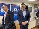 Brian Jean kommt in seinem Wahlkampfbüro in Fort McMurray an, als am Dienstag, den 15. März 2022, frühe inoffizielle Ergebnisse der Nachwahlen in Fort McMurray-Lac La Biche eintreffen.