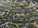 Wohnhäuser stehen auf diesem Luftbild, das am Montag, den 3. Juni 2019 über Burnaby, British Columbia, Kanada, aufgenommen wurde. Die Canada Mortgage and Housing Corp. wird voraussichtlich am 10. Juni Zahlen zu den Baubeginnen veröffentlichen. Fotograf: SeongJoon Cho/Bloomberg ORG XMIT : 775354098