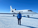 Der russische Milliardär Vasily Shakhnovsky posiert vor dem Flugzeug Dassault Falcon 900, das diese Woche während einer früheren Reise in die Antarktis in Kanada festgehalten wurde.