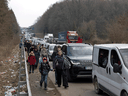 Die letzten Kilometer bis zur Grenze zu Polen laufen die Menschen am 4. März 2022 in Shehyni, Ukraine.  Mehr als eine Million Menschen sind nach dem groß angelegten Angriff Russlands auf das Land aus der Ukraine geflohen.