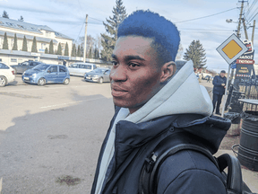 Takudzwa ist ein Student des Bauingenieurwesens aus Simbabwe.  Was ihm bevorsteht, ist der Aufenthaltsbereich für Migranten an der Grenze, wo Hunderte tagelang warten.