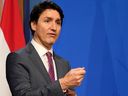 Premierminister Justin Trudeau spricht auf einer gemeinsamen Pressekonferenz, an der die beiden Premierminister Boris Johnson und Mark Rutte aus Großbritannien und den Niederlanden am 7. März in der Downing Street in London teilnahmen.