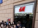 An seinem Eröffnungstag im Zentrum von Moskau, Russland, im Mai 2017 stehen Menschen vor dem Geschäft des schwedischen Modehändlers Hennes & Mauritz (H&M) an. 