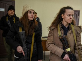 Zivilisten, die sich nach dem Einmarsch Russlands in die Ukraine am 11. März in Odessa, Ukraine, freiwillig zur Teilnahme an den Territorialen Verteidigungskräften gemeldet haben, trainieren Waffen