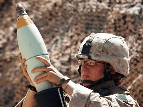 Ein US-Marine lädt einen 120-mm-Mörser mit weißem Phosphor, während er am 3. April 2009 auf eine Taliban-Stellung in Afghanistan feuert.