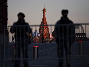 Polizisten blockieren am 2. März 2022 den Zugang zum Roten Platz im Zentrum von Moskau.
