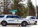 RCMP-Autos blockieren den Eingang zur Portapique Beach Road, nachdem die Beamten am 19. April 2020 ihre Suche nach Gabriel Wortman beendet hatten.
