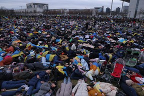 Demonstranten, die meisten von ihnen Ukrainer und viele von ihnen Flüchtlinge, legen sich während einer Demonstration in Berlin nieder, um die ermordeten Zivilisten des aktuellen russischen Krieges in der Ukraine am 06. April 2022 zu symbolisieren.
