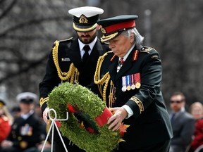 Generalgouverneurin Mary Simon legt am Samstag, den 9. April, bei einer Zeremonie zum Gedenken an den 105. Jahrestag der Schlacht von Vimy Ridge im National War Memorial in Ottawa einen Kranz nieder. THE CANADIAN PRESS/Justin Tang