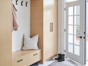 Der Mudroom auf der Rückseite des Hauses – der Haupteingang der Familie – ist mit Eichenholzarbeiten von AyA Kitchens and Baths ausgestattet.