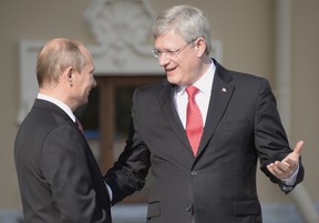 Der russische Präsident Wladimir Putin begrüßt Premierminister Stephen Harper zu Beginn des G20-Gipfels 2013 in Sankt Petersburg, Russland.