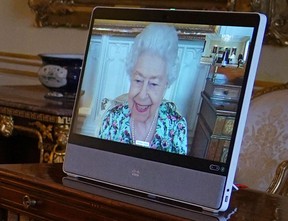 Königin Elizabeth II. erschien letzte Woche per Videolink auf einem Bildschirm während einer virtuellen Audienz, um Libyens Botschafter im Vereinigten Königreich zu empfangen.  Die Königin hat ihre übliche Teilnahme an einem Ostergottesdienst abgesagt, der jüngste in einer Reihe von verpassten öffentlichen Engagements der Monarchin.  Berichten zufolge hat die Schwierigkeit der Königin beim Gehen, gepaart mit ihrer Weigerung, mit einem Rollator gesehen zu werden, ihren Auftritt bei Veranstaltungen noch komplexer gemacht.
