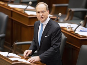 Der Finanzminister von Ontario, Peter Bethlenfalvy, stellt am Mittwoch in Toronto den Provinzhaushalt in der gesetzgebenden Körperschaft von Ontario vor.