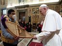 Papst Franziskus hält am 1. April 2022 eine Audienz im Clementinensaal des Apostolischen Palastes mit indigenen Delegationen aus Kanada im Vatikan ab. 