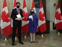 Premierminister Justin Trudeau und Finanzministerin Chrystia Freeland halten Kopien des Bundeshaushalts. 
