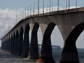Aktenfoto der Confederation Bridge, die PEI mit New Brunswick verbindet.