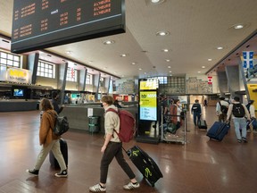 Passagiere kommen bei Via Rail am Hauptbahnhof in Montreal an.  Die Kernbeschäftigten des öffentlichen Dienstes des Bundes, des Flugverkehrs und der Bahn müssen alle vollständig gegen COVID-19 geimpft sein.