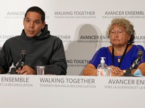 Der Präsident der Inuit-Gemeinde, Natan Obed, links, und Martha Greig von der Inuit-Gemeinde nehmen am Montag an einer Pressekonferenz in Rom teil.