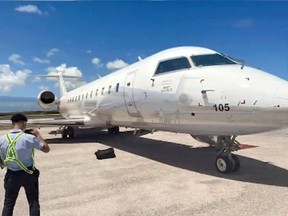 Das Flugzeug von Pivot Airlines steht am Flughafen der Dominikanischen Republik, nachdem 210 Kilogramm Kokain an Bord gefunden wurden.