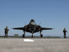 Niederländische Soldaten stehen Wache in der Nähe einer Royal Netherlands Air Force F-35 auf dem Luftwaffenstützpunkt Graf Ignatievo, Bulgarien, 14. April 2022.