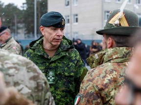 General Wayne Donald Eyre, kanadischer Chef des Verteidigungsstabs (CDS), spricht am 8. März 2022 mit Soldaten während eines Besuchs der Adazi-Militärbasis nordöstlich von Riga, Lettland.