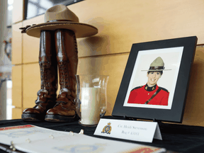 Ein Denkmal für Constable Heidi Stevenson im RCMP-Hauptquartier in Dartmouth, Nova Scotia, Montag, 20. April 2020.